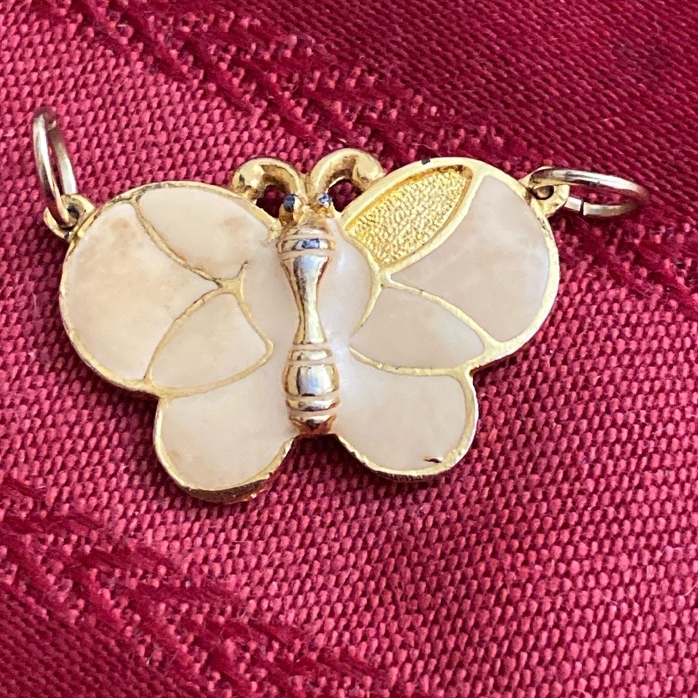 5/$10❤️❤️❤️Vintage Taiwan Gold Tone & Cream Enamel Butterfly Pendant